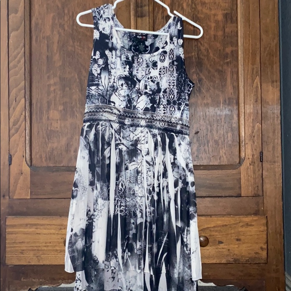 Black and white above the knee dress.